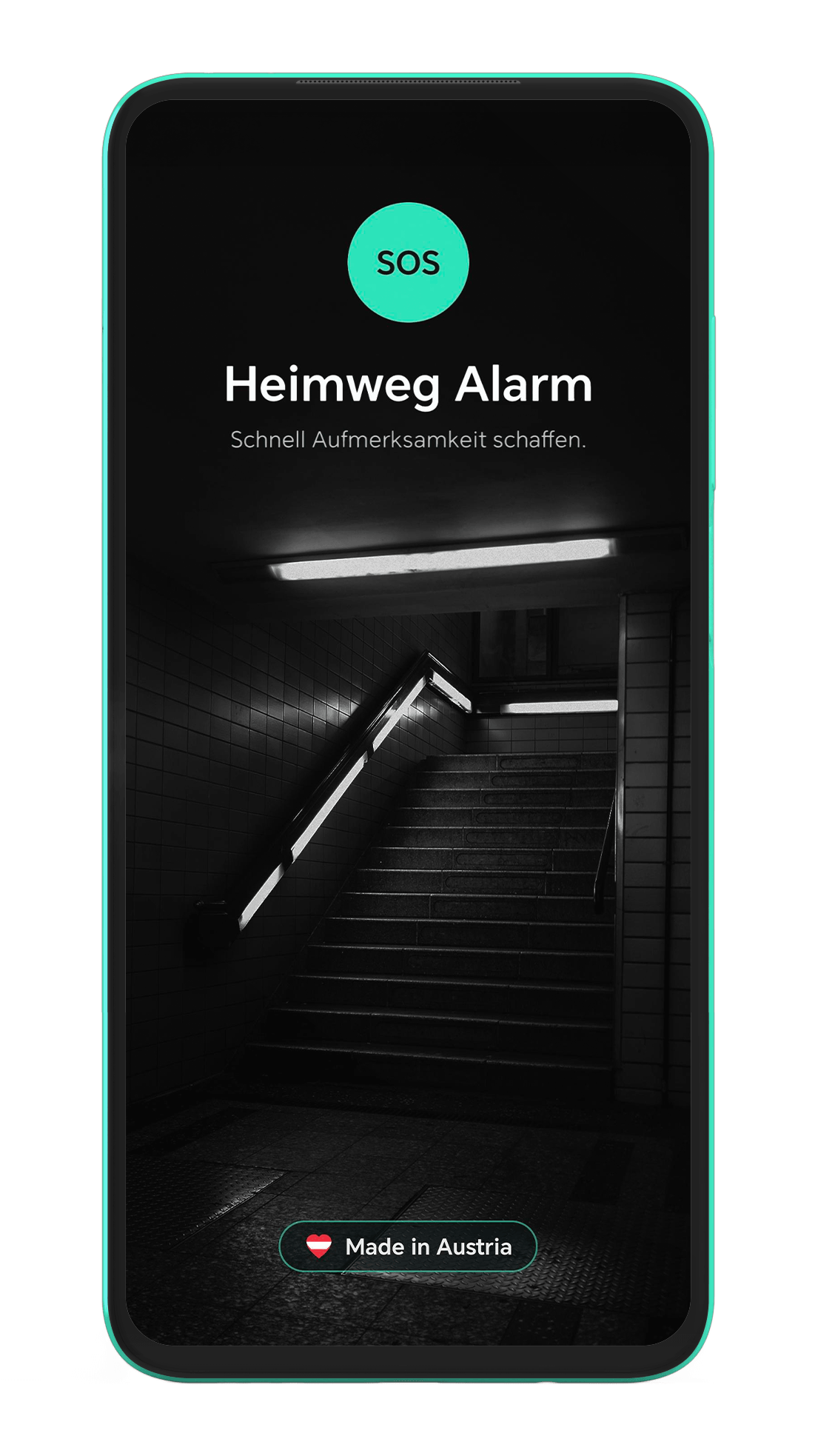 Smartphone mit dem Startbildschirm der App Heimweg Alarm vor einer dunklen Treppe
